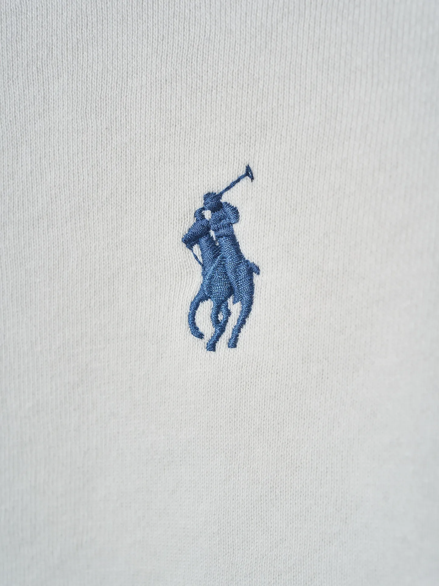P290 Actual auction】Ralph Lauren/Ralph Lauren solid color pony logo embroidered round neck sweatshirt (white) [Ready stock] S M L XL custom cloud-like honey cotton fleece sweatshirt material with delicate feel and comfortable skin fit. Dressed in pure white, it exudes an innate elegance. The exquisite indigo pony logo is embellished. It is highly recognizable. It has an atmosphere of freedom and vitality. A symphony of pure and smart colors. Use extreme simplicity to outline high-end silhouettes, become the smart focus of vision, and show taste in silence. Use imported machine embroidery technology. Use advanced computer control systems and precision mechanical components to achieve the iconic pony embroidery operation. High precision. The lines are smooth and delicate. Adopt Hasuo technology and use specific machines to sew. Hasuo has high fastness and adds visual effects. It is time-consuming and labor-intensive. The fabrics have been washed and have a better texture. They are not easy to deform and are not easy to shrink. Not easy to fade, maintain long-term beauty, and fit well.